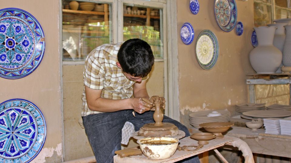 Töpferhandwerk im Ferganatal - hier zu Besuch in einer Werkstatt in Rischtan