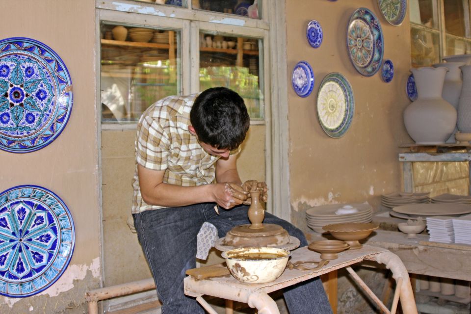Töpferhandwerk im Ferganatal - hier zu Besuch in einer Werkstatt in Rischtan
