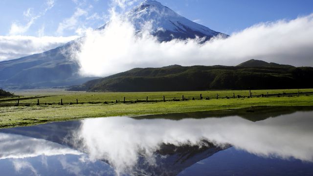 Der Gipfel des Cotopaxi hüllt sich häufig in Wolken. Eine Besteigung ist dennoch rund ums Jahr möglich.