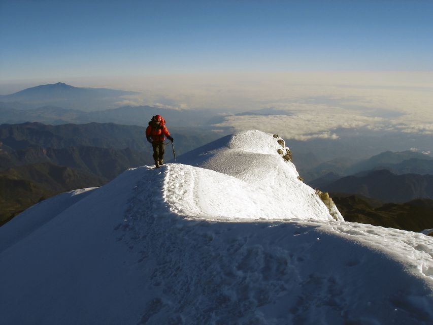 Die letzten Meter zum Gipfel benötigt man Steigeisen und Eispickel.