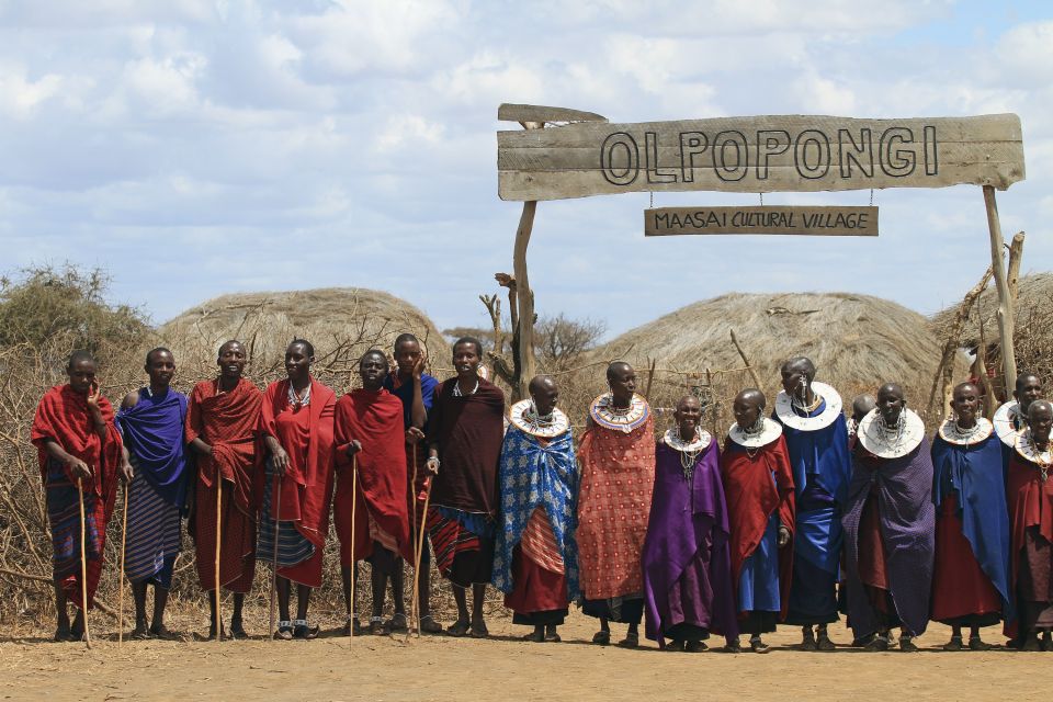 Massai heißen Besucher herzlich willkommen