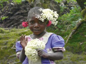 Kleines Blumenmädchen in Ruanda