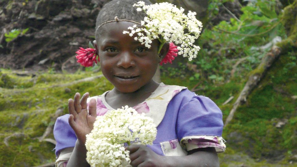 Kleines Blumenmädchen in Ruanda