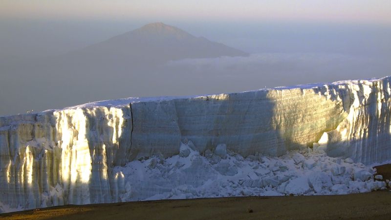 Imposante Gletscher auf dem Gipfelplateau des Kilimanjaro