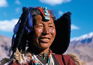 Ladakhi mit traditionellem Kopfschmuck