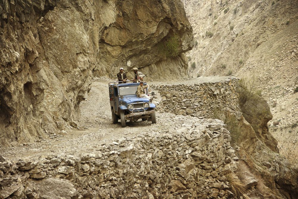 Mit dem Jeep geht es einigermaßen abenteuerlich hinauf ins Dorf Tato.