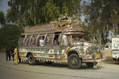 Ein besonderes Highlight sind die prächtig ausstaffierten Busse und LKWs in Pakistan.