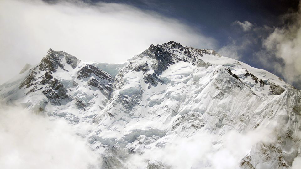 Plötzlich reißen die Wolken auf und der stolze Gipfel des Nanga Parbat kommt zum Vorschein.