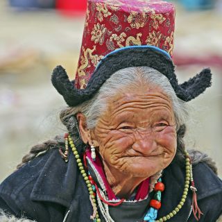 Traditionell gekleidete Ladakhi