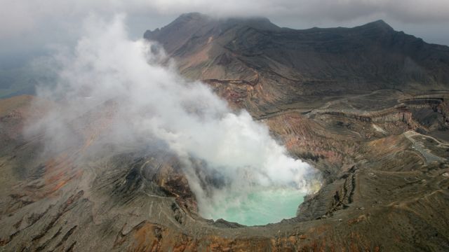 Der Krater des Naka-dake in Aso