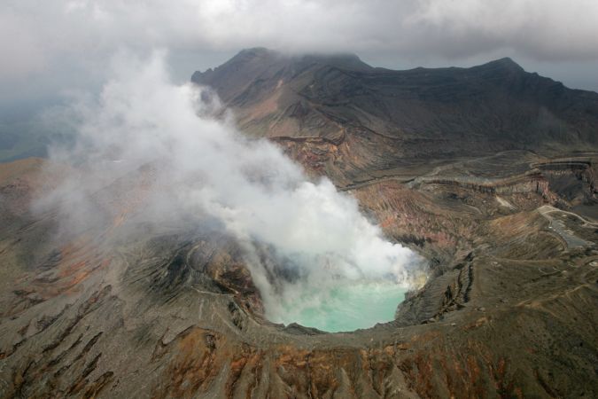 Der Krater des Naka-dake in Aso © Diamir
