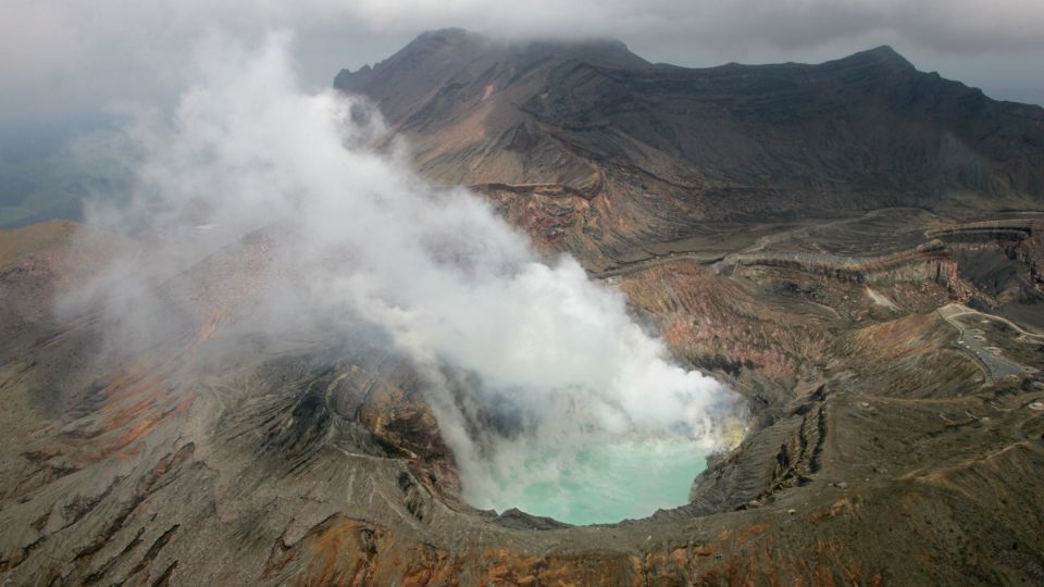 Der Krater des Naka-dake in Aso