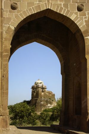 Die mächtigen Mauern des Rohtas-Fort wurden zum Vorbild für viele der südasiatischen Festungsanlagen. © Diamir
