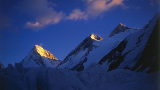 Die Gipfel des Gasherbrum 2 bis 4 nebeneinander aufgereiht.