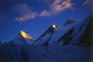 Die Gipfel des Gasherbrum 2 bis 4 nebeneinander aufgereiht.