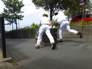 Korbschlittenfahrer in Funchal