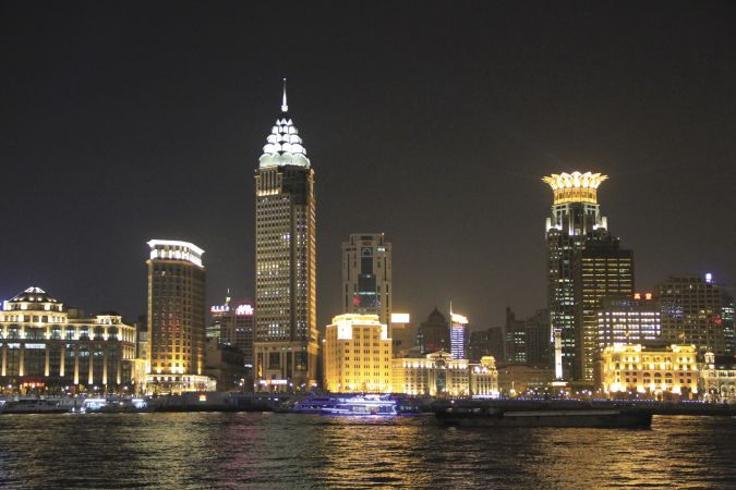Pudong bei Nacht in Shanghai © Diamir