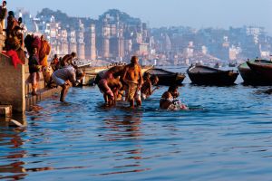 Heilige Bad im Ganges in Varanasi