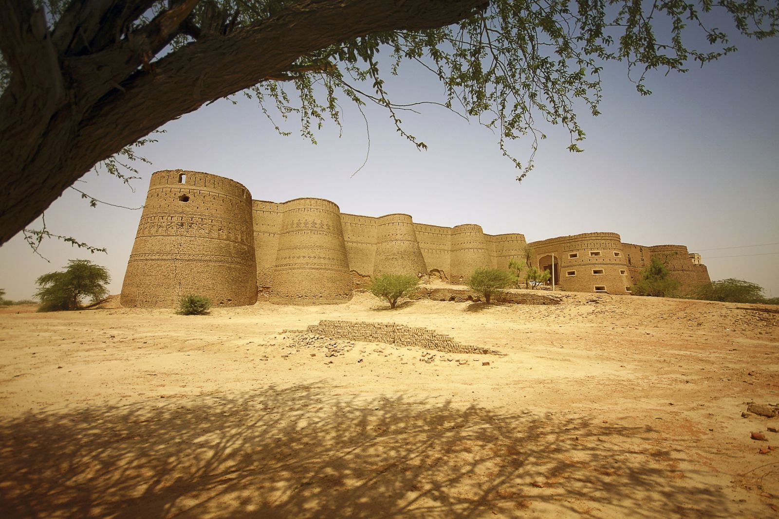 Das Derawar-Fort liegt im Herzen der Cholistan-Wüste, nahe der indischen Grenze.