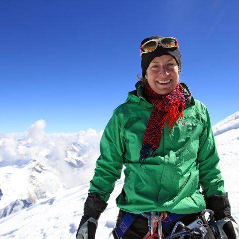 Deborah „Debbie“ Bachmann kurz unter dem Gipfel des Kun (7077m)