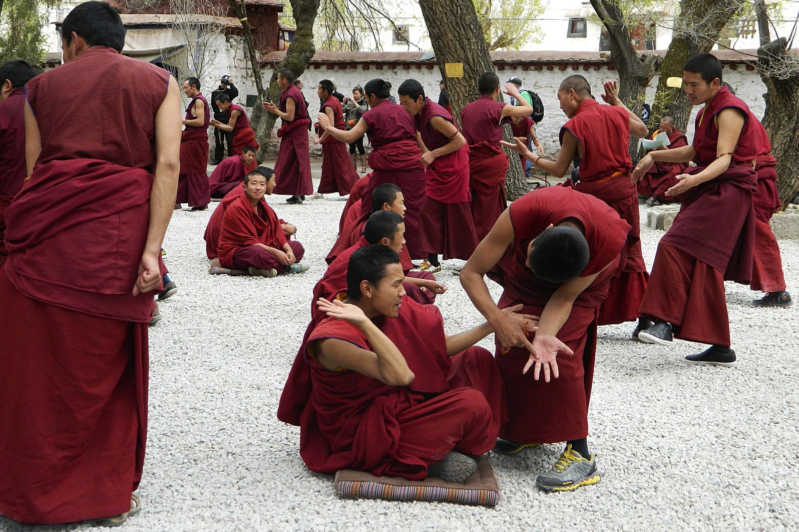 Debattieren der Mönche im Kloster Sera