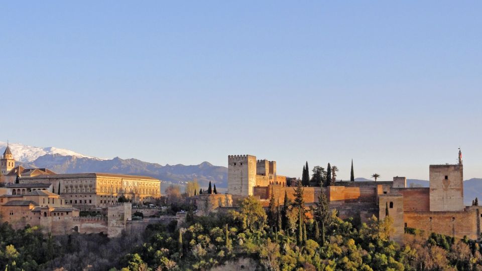 Die berühmte Alhambra im Abendlicht
