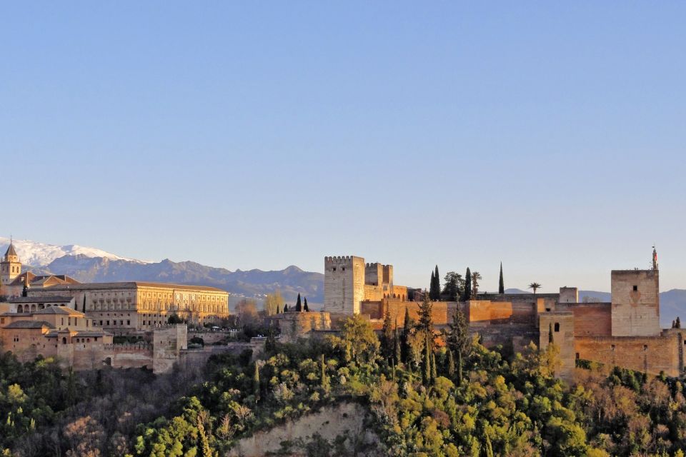 Die berühmte Alhambra im Abendlicht