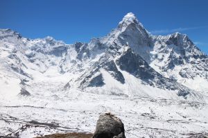 Blick vom Chhukhung Ri (5550 m) auf Ama Dablam (6812 m)