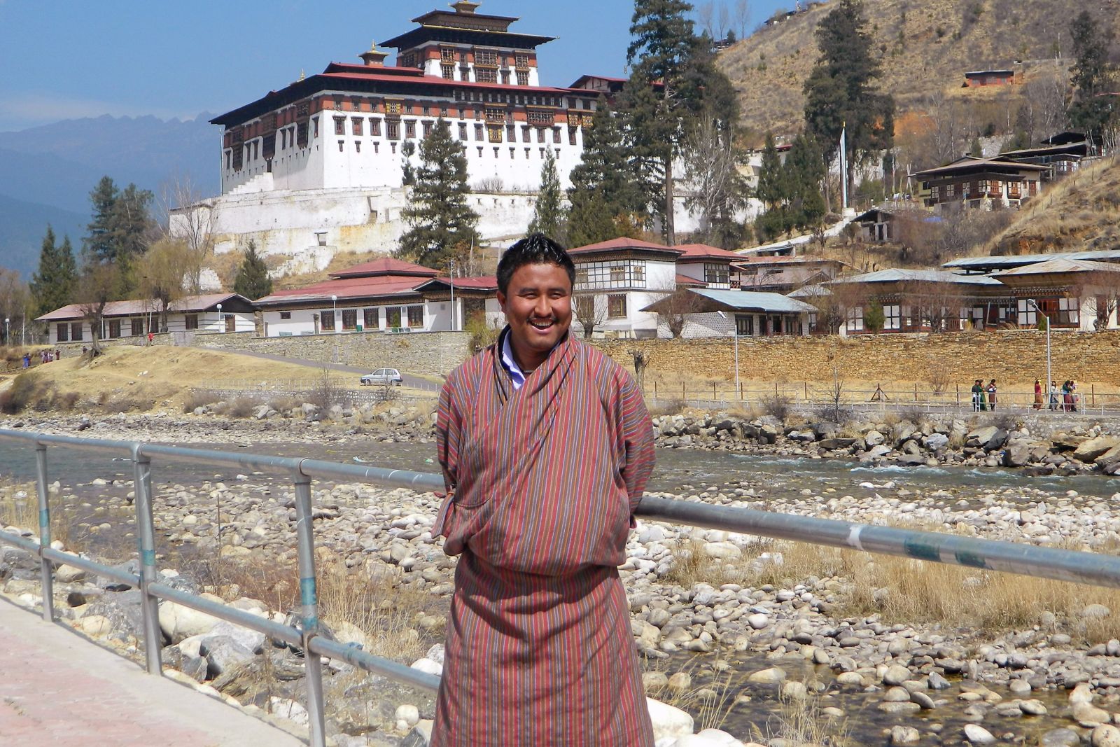 Chencho Dorji vor dem Dzong in Paro