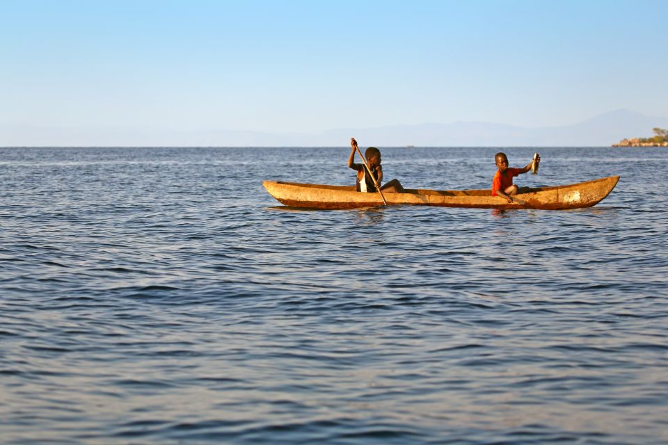 Fischer im traditionellen Kanu