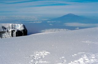 Blick vom Kili auf Mount Meru