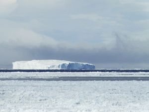 Packeis und riesiger Tafeleisberg im Weddellmeer