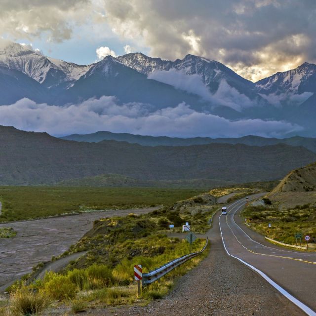 Malerische Landschaft in der Provinz Mendoza mit dem Aconcagua im Hintergrund