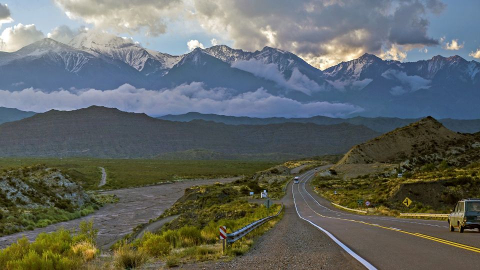 Malerische Landschaft in der Provinz Mendoza mit dem Aconcagua im Hintergrund