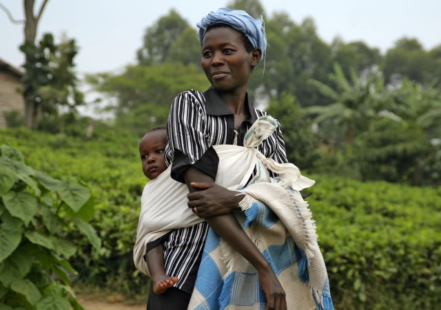 Frau mit Kind in Ruanda