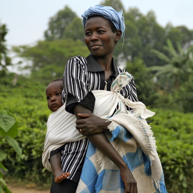 Frau mit Kind in Ruanda