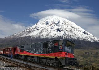 Mit dem Zug geht es vorbei am mächtigen Chimborazo