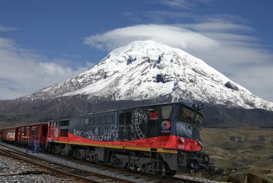 Mit dem Zug geht es vorbei am mächtigen Chimborazo