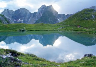 Vorbei an tiefblauen Seen und über grüne Alpenwiesen.