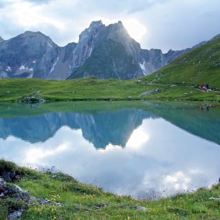 Vorbei an tiefblauen Seen und über grüne Alpenwiesen.