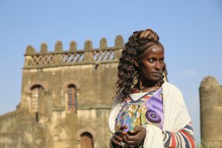 Frau vor Palast in Gondar
