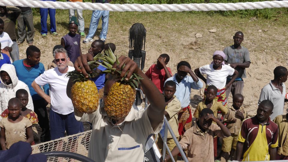 Ananas kaufen am Lake Kivu