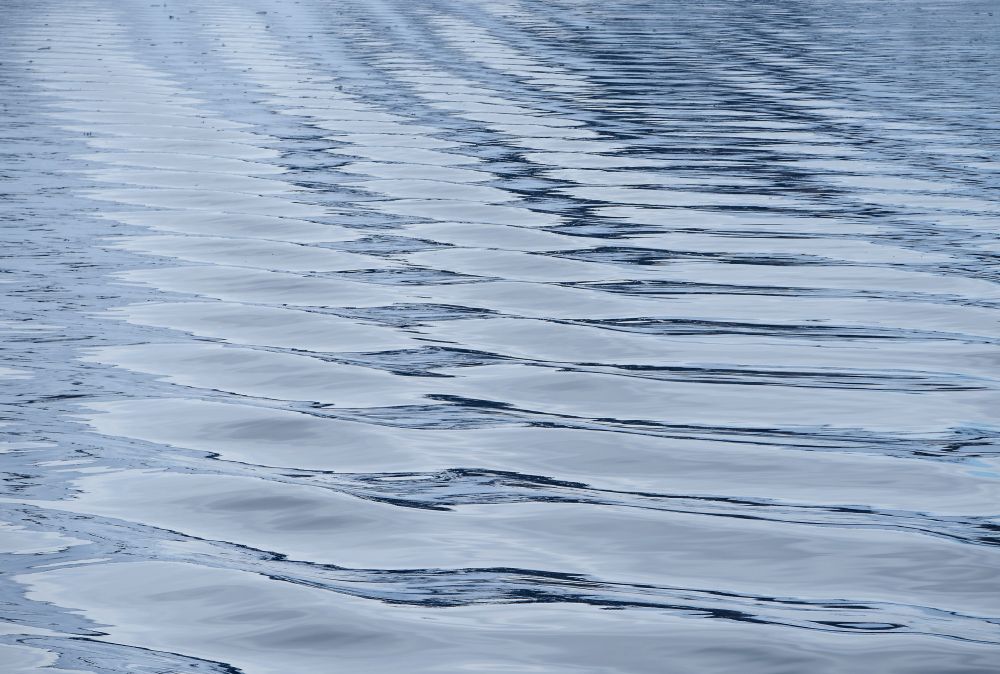 Spitzbergen abstrakt: Berge, Eis und Himmel spiegeln sich in den Wellen