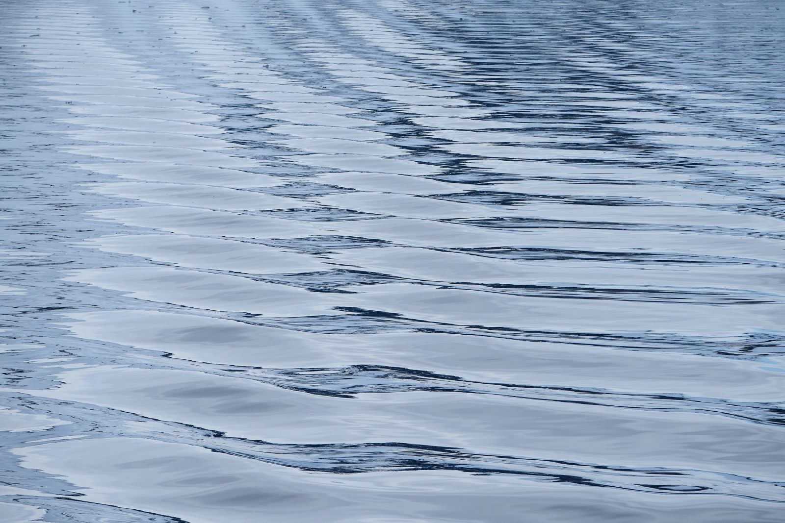 Spitzbergen abstrakt: Berge, Eis und Himmel spiegeln sich in den Wellen