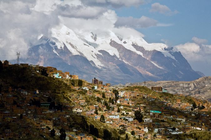 La Paz mit dem Hausberg Illimani © Diamir