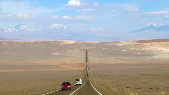 Einsame Straße in der Atacama-Wüste