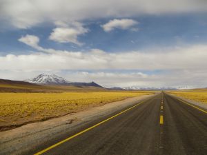 Einsame Straße bei San Pedro de Atacama