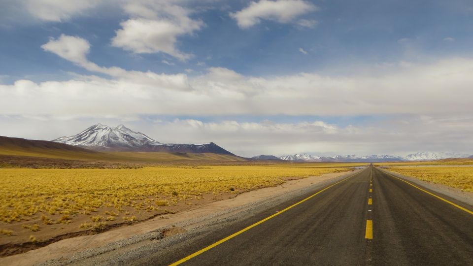 Einsame Straße bei San Pedro de Atacama