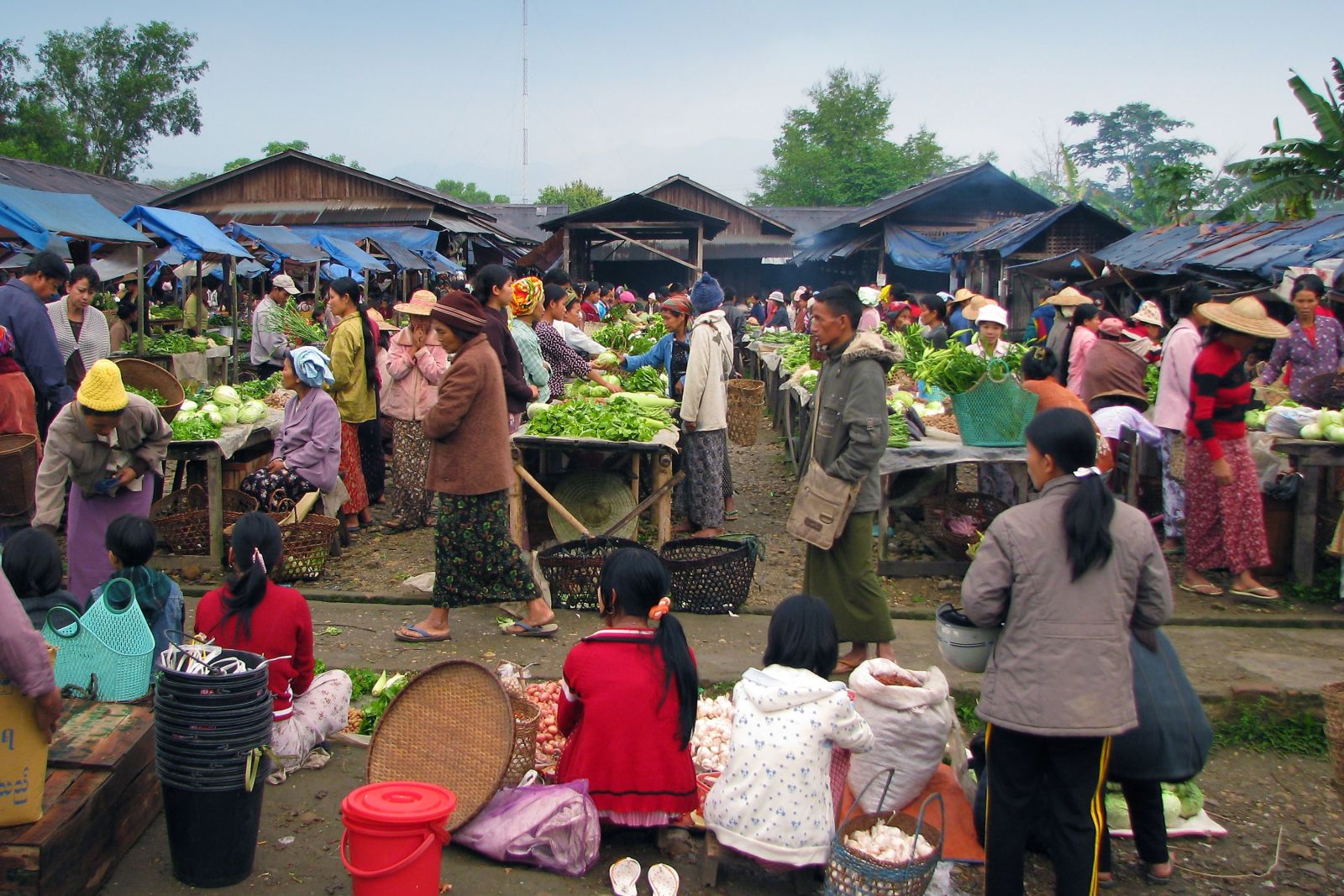 Buntes Treiben auf dem Markt in Putao