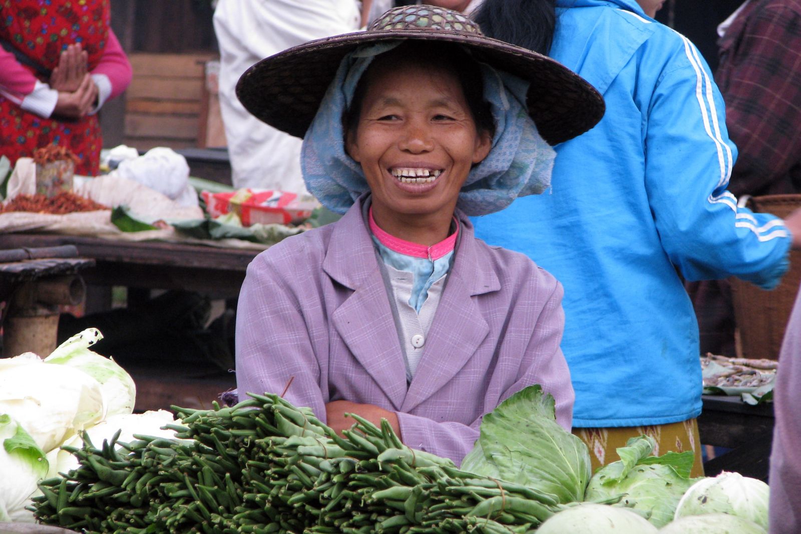 Gemüseverkäuferin auf dem Markt